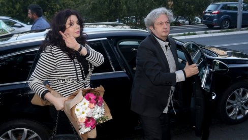 ON U KUĆI NE PROGOVARA, SAMO ČITA: Marićeva supruga povukla se iz javnosti i uživa u miru njihovog doma ON U KUĆI NE PROGOVARA, SAMO ČITA: Marićeva supruga povukla se iz javnosti i uživa u miru njihovog doma