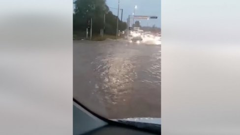 ДЕЛОВИ ГРАДА ПОТОПЉЕНИ, АУТОМОБИЛИ ПОД ВОДОМ: Невероватни призори у Хрватској, за сат времена пало кише колико за месец дана (ВИДЕО) ДЕЛОВИ ГРАДА ПОТОПЉЕНИ, АУТОМОБИЛИ ПОД ВОДОМ: Невероватни призори у Хрватској, за сат времена пало кише колико за месец дана (ВИДЕО)
