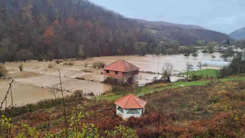 ПОПЛАВЕ ПРЕТЕ ПЕТЊИЦИ: Река прекинула водовод (ФОТО)