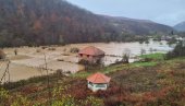 ПОПЛАВЕ ПРЕТЕ ПЕТЊИЦИ: Река прекинула водовод (ФОТО)