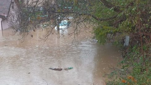 ПОПЛАВЕ У БИЈЕЛОМ ПОЉУ: Спасена жена, вода опколила школу, поплављене куће (ВИДЕО) ПОПЛАВЕ У БИЈЕЛОМ ПОЉУ: Спасена жена, вода опколила школу, поплављене куће (ВИДЕО)