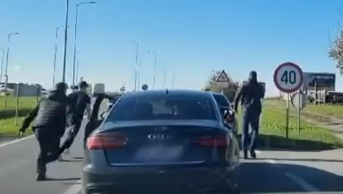 ВУКОВАРСКИ ХУЛИГАНИ НАПАЛИ СОМБОРСКЕ СТУДЕНТЕ: Псовали им мајку - полиција немо гледала, објављен и снимак напада (ВИДЕО) ВУКОВАРСКИ ХУЛИГАНИ НАПАЛИ СОМБОРСКЕ СТУДЕНТЕ: Псовали им мајку - полиција немо гледала, објављен и снимак напада (ВИДЕО)
