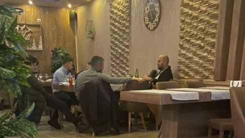 ЦРВЕНИ КУРТИЈЕВ ТЕПИХ ЗА МИЛОША ЈОВАНОВИЋА: ДСС пустио из притвора њега и друге терористе, он се одужио новом Ђиласовом опозиционару (ФОТО) ЦРВЕНИ КУРТИЈЕВ ТЕПИХ ЗА МИЛОША ЈОВАНОВИЋА: ДСС пустио из притвора њега и друге терористе, он се одужио новом Ђиласовом опозиционару (ФОТО)
