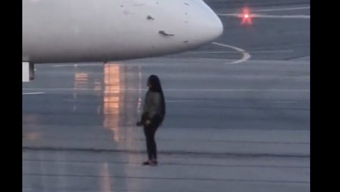 ZAKASNILA NA AVION, PA POKUŠALA DA GA ZAUSTAVI: Umesto željene destinacije, dobila zatvorsku ćeliju (FOTO/VIDEO) ZAKASNILA NA AVION, PA POKUŠALA DA GA ZAUSTAVI: Umesto željene destinacije, dobila zatvorsku ćeliju (FOTO/VIDEO)