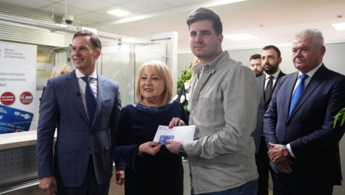 УРУЧЕНЕ ПРВЕ СТУДЕНТСКЕ КАРТИЦЕ: Бројне погодности и попусти за академце УРУЧЕНЕ ПРВЕ СТУДЕНТСКЕ КАРТИЦЕ: Бројне погодности и попусти за академце