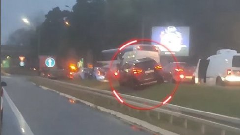 ШТА РАДИШ, ЧОВЕЧЕ?! Бахати потез возача разљутио Београђане - ово је недопустиво! (ВИДЕО) ШТА РАДИШ, ЧОВЕЧЕ?! Бахати потез возача разљутио Београђане - ово је недопустиво! (ВИДЕО)