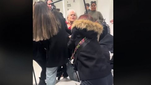 ŽENE SE POTUKLE ZBOG JAKNE: Haos na Crni petak - Razdvajalo ih obezbeđenje (VIDEO) ŽENE SE POTUKLE ZBOG JAKNE: Haos na Crni petak - Razdvajalo ih obezbeđenje (VIDEO)