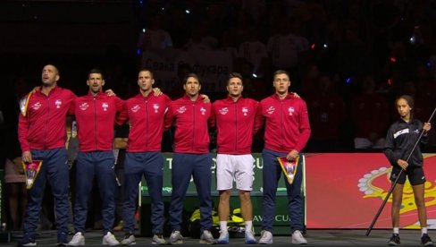 SRBI NISU USTUKNULI: Veseli se srpski rode još jače zagrmelo sa razglasa - Novak i ekipa izašli uzdignute glave (VIDEO) SRBI NISU USTUKNULI: Veseli se srpski rode još jače zagrmelo sa razglasa - Novak i ekipa izašli uzdignute glave (VIDEO)