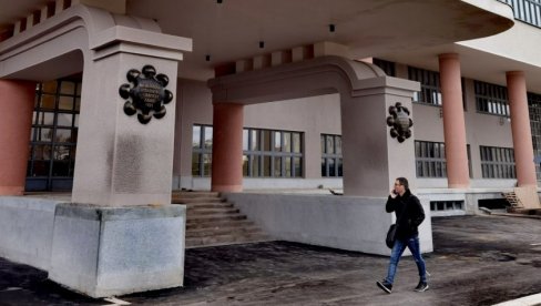 СЛИКЕ СА МЕСТА НЕСРЕЋЕ: Лифт убио човека - Заглавио се између 5. и 6. спрата, па покушао да изађе (ФОТО) СЛИКЕ СА МЕСТА НЕСРЕЋЕ: Лифт убио човека - Заглавио се између 5. и 6. спрата, па покушао да изађе (ФОТО)