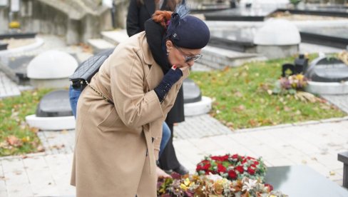 ДВЕ ГОДИНЕ ОД СМРТИ МИЛУТИНА МРКОЊИЋА: Ана Бекута сломљена од бола, помену присуствовали броји пријатељи и колеге (ФОТО) ДВЕ ГОДИНЕ ОД СМРТИ МИЛУТИНА МРКОЊИЋА: Ана Бекута сломљена од бола, помену присуствовали броји пријатељи и колеге (ФОТО)