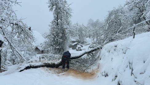 KRITIČNO U IVANJIČKOM KRAJU: Četiri osobe spasene noćas iz snega (FOTO)