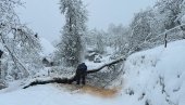 KRITIČNO U IVANJIČKOM KRAJU: Četiri osobe spasene noćas iz snega (FOTO)