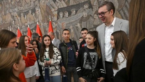 МНОГО САМ СРЕЋАН ШТО ВАС ВИДИМ ДАНАС ОВДЕ... Шта је Вучић поручио деци са Косова и Метохије (ФОТО) МНОГО САМ СРЕЋАН ШТО ВАС ВИДИМ ДАНАС ОВДЕ... Шта је Вучић поручио деци са Косова и Метохије (ФОТО)