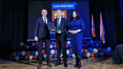 МАРТИНОВИЋ У КНИЋУ: Србија је данас снажна и поносита, тек ће показати своју праву моћ, независност и јачину МАРТИНОВИЋ У КНИЋУ: Србија је данас снажна и поносита, тек ће показати своју праву моћ, независност и јачину