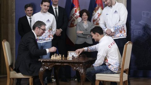 НОВИ ВУЧИЋЕВ СНИМАК НА ТИКТОКУ: Седи, Александре, да те победим! НОВИ ВУЧИЋЕВ СНИМАК НА ТИКТОКУ: Седи, Александре, да те победим!