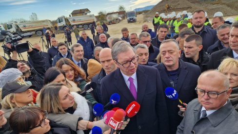 VUČIĆ SAOPŠTIO VAŽNE PODATKE: Lista Srbija ne sme da stane ima tri odsto više od svih ostalih zajedno VUČIĆ SAOPŠTIO VAŽNE PODATKE: Lista Srbija ne sme da stane ima tri odsto više od svih ostalih zajedno