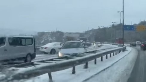 SNEG I LED OKOVALI KOMŠILUK: Na putevima u Hrvatskoj neviđeni haos (VIDEO) SNEG I LED OKOVALI KOMŠILUK: Na putevima u Hrvatskoj neviđeni haos (VIDEO)