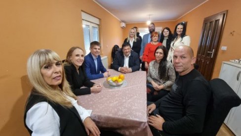 PORODICA JE OSNOV I STUB SVAKOG DRUŠTVA: Nikolićeva i Gujon obišli višečlanu porodicu Dobrić (VIDEO) PORODICA JE OSNOV I STUB SVAKOG DRUŠTVA: Nikolićeva i Gujon obišli višečlanu porodicu Dobrić (VIDEO)