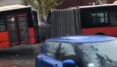 OGLASIO SE GSP O AUTOBUSU KOJI SE PREPOLOVIO: Poznato ima li povređenih putnika (VIDEO)