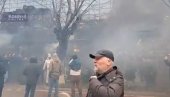 ХАОС ТОКОМ ПРОТЕСТА У ПРИШТИНИ: Ветерани ОВК неће Специјални суд - активиране димне бомбе, бачен сузавац (ВИДЕО)