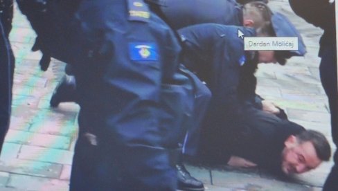 У ПРИШТИНИ ПРОТЕСТИ ПРОТИВ ХАГА: Димне бомбе и сузавац испред хотела где је смештена председница суда Екатерина Трандафилова У ПРИШТИНИ ПРОТЕСТИ ПРОТИВ ХАГА: Димне бомбе и сузавац испред хотела где је смештена председница суда Екатерина Трандафилова