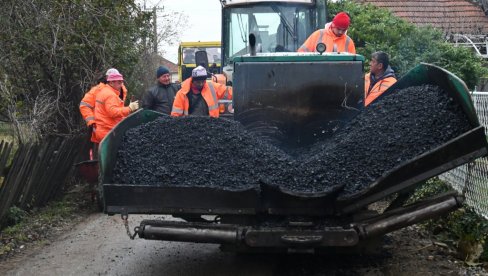 АСФАЛТИРА СЕ УЛИЦА У ЦРКВЕНЦУ: Једно од десет актуелних градилишпта у Свилајнцу (ФОТО)