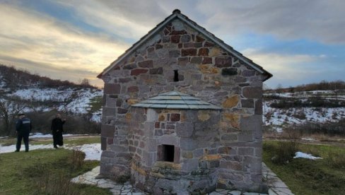 OTAC STANIŠA SE POMOLIO ISPRED ZAKATANČENE CRKVE: Sveštenik SPC obišao oskrnavljen hram kod Podujeva