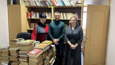 ПОКЛОНИЛИ КЊИГЕ: Донација Националног савета румунске националне мањине ПОКЛОНИЛИ КЊИГЕ: Донација Националног савета румунске националне мањине