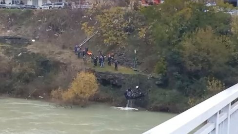 U SMRT POVEO I SINA (6) Snimci sa mesta tragedije u Crnoj Gori: Popeo se golfom na trotoar, pa se sunovratio u Moraču (VIDEO)