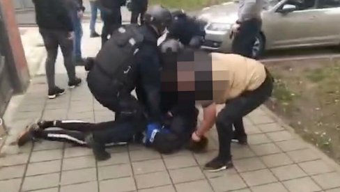 УХАПШЕНА КРИМИНАЛНА ГРУПА ИЗ НОВОГ САДА: Трете их за покушај убиства и друга тешка кривична дела, пао и малолетник УХАПШЕНА КРИМИНАЛНА ГРУПА ИЗ НОВОГ САДА: Трете их за покушај убиства и друга тешка кривична дела, пао и малолетник