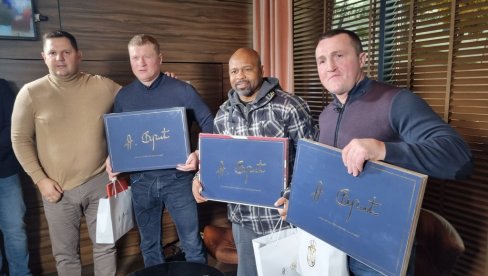 RUSI I AMERIKANAC ZAJEDNO U BEOGRADU: Dobili poklon od predsednika Vučića pred početak izgradnje nacionalnog trening centra (FOTO) RUSI I AMERIKANAC ZAJEDNO U BEOGRADU: Dobili poklon od predsednika Vučića pred početak izgradnje nacionalnog trening centra (FOTO)