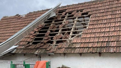 KROV PODIGAO 30 METARA U VIS... Snažan vetar napravio haos u Arilju, šteta nekoliko hiljada evra (FOTO) KROV PODIGAO 30 METARA U VIS... Snažan vetar napravio haos u Arilju, šteta nekoliko hiljada evra (FOTO)