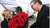 VUČIĆ DOČEKAO MELONI NA AERODROMU: Italija je jedan od najvažnijih političkih i ekonomskih partnera naše zemlje (FOTO)