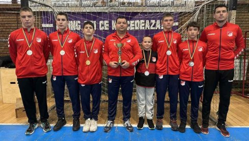 ŠEST MEDALJA NA MEĐUNARODNOM TURNIRU U TEMIŠVARU: Sjajan rezultat mladih rvača Proletera iz Zrenjanina (FOTO)