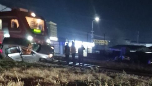 VOZ UDARIO U AUTOMOBIL: Saobraćajna nesreća na pružnom prelazu kod Loznice, ima povređenih (FOTO)