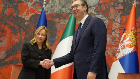 ПРОЦЕДУРА ИЗВЕДЕНА ЗА НАЈВЕЋОМ ПАЖЊОМ: Генерални секретар Владе Србије демантовао нетачне информације о постављању заставе Италије ПРОЦЕДУРА ИЗВЕДЕНА ЗА НАЈВЕЋОМ ПАЖЊОМ: Генерални секретар Владе Србије демантовао нетачне информације о постављању заставе Италије