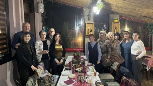 SRELI SE POSLE ČETIRI DECENIJE: Uz suze i emocije sreli se maturanti Zrenjaninske gimnazije rođeni davne 1964. godine SRELI SE POSLE ČETIRI DECENIJE: Uz suze i emocije sreli se maturanti Zrenjaninske gimnazije rođeni davne 1964. godine