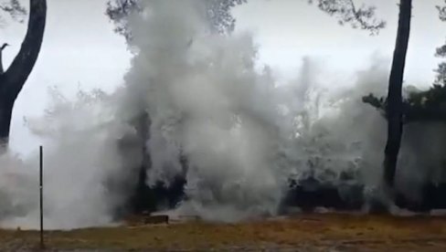 IZLILO SE CRNO MORE: Poplavljena obala Gruzije, primorski gradovi pod vodom (VIDEO) IZLILO SE CRNO MORE: Poplavljena obala Gruzije, primorski gradovi pod vodom (VIDEO)