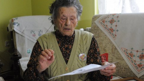 PETRICA NA PRAGU VEKA PIŠE PESME: Starica iz Kraljeva dugovečnost kaže duguje bistrom umu i smišljanju stihova PETRICA NA PRAGU VEKA PIŠE PESME: Starica iz Kraljeva dugovečnost kaže duguje bistrom umu i smišljanju stihova