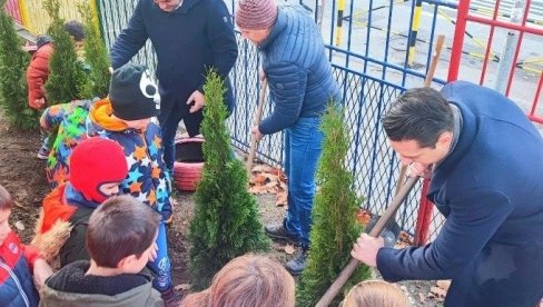 POSADILI 40 STABALA: Akcija Za zeleniji Savski venac POSADILI 40 STABALA: Akcija Za zeleniji Savski venac