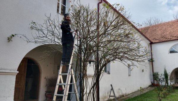 ЗВУК МОТОРНЕ ТЕСТЕРЕ ПРЕКИДА ЈЕСЕЊУ ТИШИНУ: Монаштво манастира Велика Ремета користи сваки леп дан за сређивање православног храма