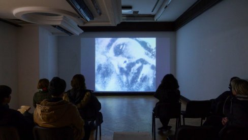 POSLEDNJA NEDELJA JESENJE IZLOŽBE: Veze filma, fotografije, slikarstva u Paviljonu Cvijeta Zuzorić POSLEDNJA NEDELJA JESENJE IZLOŽBE: Veze filma, fotografije, slikarstva u Paviljonu Cvijeta Zuzorić