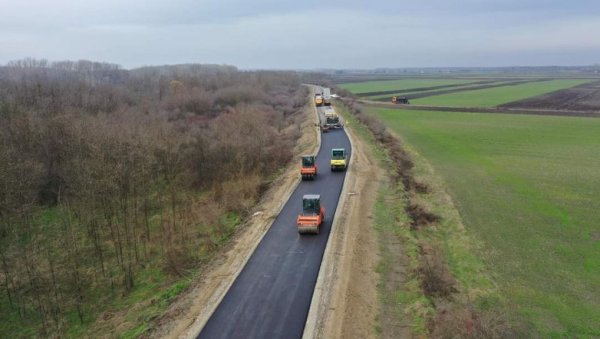 Асфалтирање пута између Бачког Моноштора и Купусине у пуном јеку