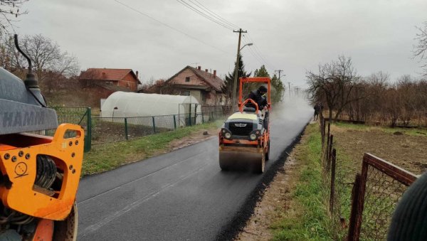 НЕ ПРЕСТАЈУ СА РАДОВИМА: У општини Ћуприја асфалтирају и сеоске путеве (ФОТО)