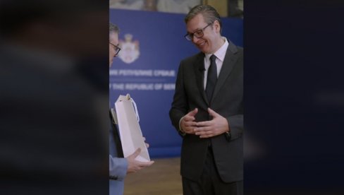 PREDSEDNIK VUČIĆ DOBIO NEOČEKIVANI POKLON: Ovo je super heroj kao što ste Vi heroj Srbije (VIDEO) PREDSEDNIK VUČIĆ DOBIO NEOČEKIVANI POKLON: Ovo je super heroj kao što ste Vi heroj Srbije (VIDEO)