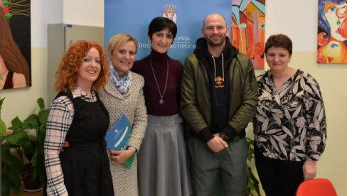 ZAHVALJUJUĆI POMOĆI MINISTARSTVA PROSVETE: Učenička zadruga iz Tavankuta pravi reklamni materijal ZAHVALJUJUĆI POMOĆI MINISTARSTVA PROSVETE: Učenička zadruga iz Tavankuta pravi reklamni materijal