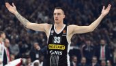 ГЛЕДА И НЕ ВЕРУЈЕ: Овако је Данило Анђушић реаговао након објаве идеалне петорке АБА лиге