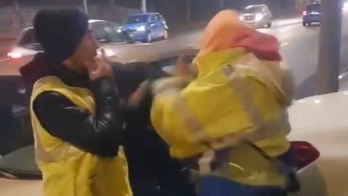 ВОЗИЛИ АУТО ПА УДАРИЛИ У ПАРКИРАНИ МЕРЦЕДЕС, ДОБИО ПЕСНИЦУ У ГЛАВУ: Језива туча у Устаничкој (ВИДЕО) ВОЗИЛИ АУТО ПА УДАРИЛИ У ПАРКИРАНИ МЕРЦЕДЕС, ДОБИО ПЕСНИЦУ У ГЛАВУ: Језива туча у Устаничкој (ВИДЕО)
