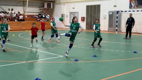 PRAZNIK RUKOMETA: U Srpskoj Crnji na terenu i najmlađi (FOTO) PRAZNIK RUKOMETA: U Srpskoj Crnji na terenu i najmlađi (FOTO)
