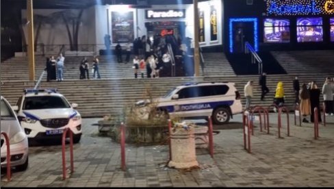 ПРВИ СНИМЦИ ЕВАКУАЦИЈЕ У НОВОМ САДУ: Полиција изводи посетиоце из дискотеке због дојаве о бомби (ВИДЕО) ПРВИ СНИМЦИ ЕВАКУАЦИЈЕ У НОВОМ САДУ: Полиција изводи посетиоце из дискотеке због дојаве о бомби (ВИДЕО)